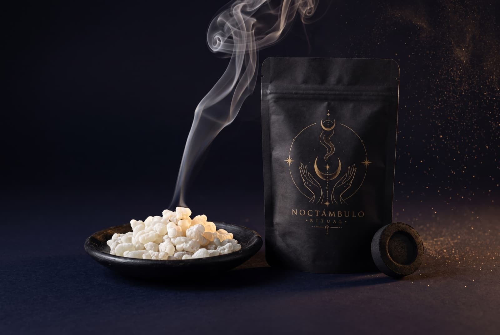 Copal blanco · 60 g: fotografía del complemento sobre piedra volcánica a la luz de una vela.