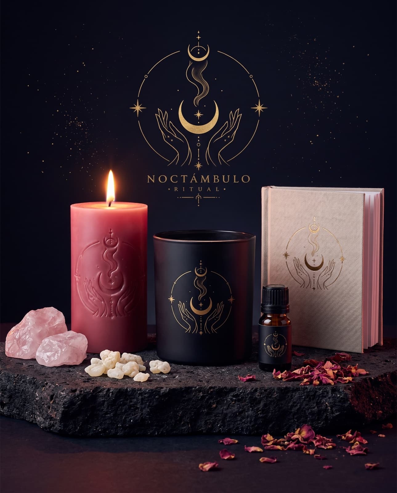 Kit del Ritual de Amor: sus elementos dispuestos como altar a la luz de una vela.