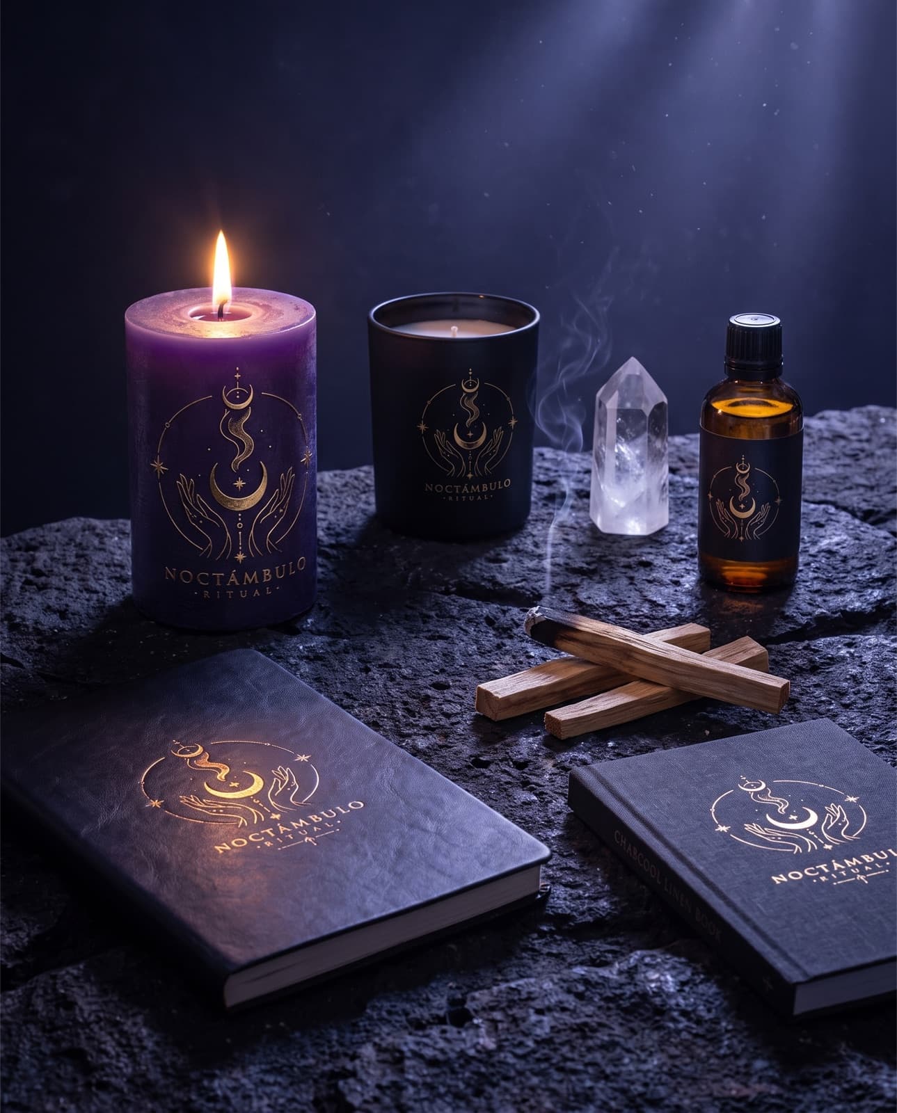 Kit del Ritual de Manifestación: sus elementos dispuestos como altar a la luz de una vela.